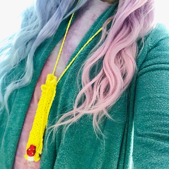 Hand knit Pink pen holder necklace - Picture 3 of 4